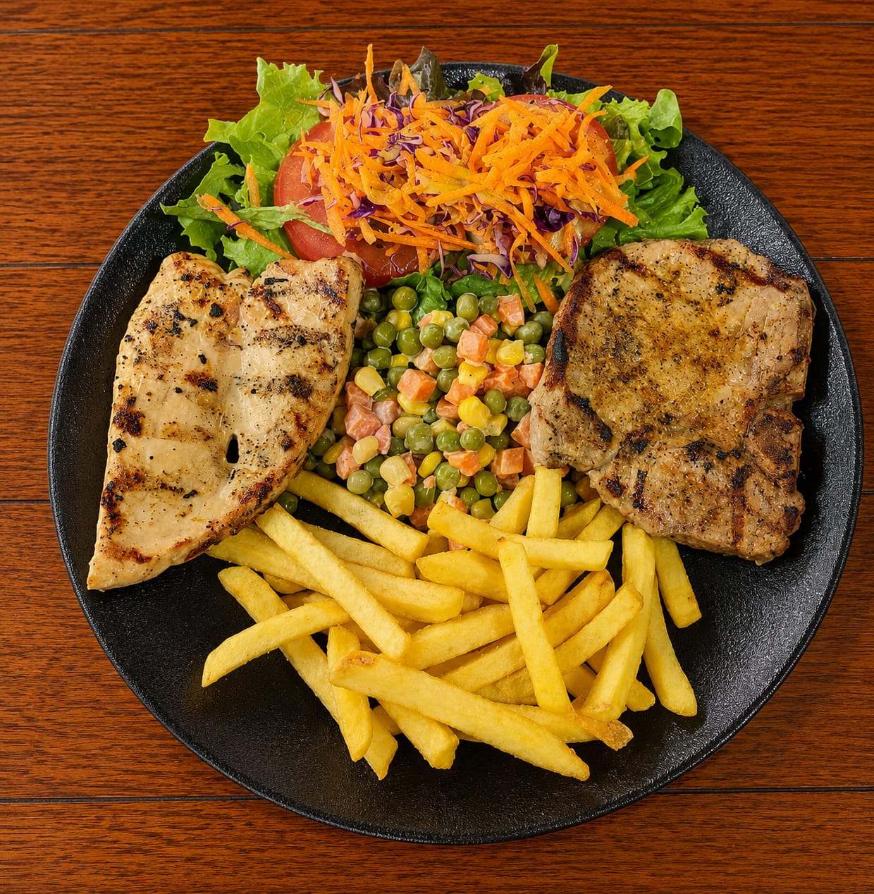 Pollo Chuleta papas fritas y ensalada