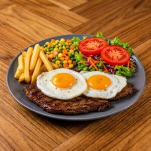 Lomo con huevo fritos papas fritas y ensalada