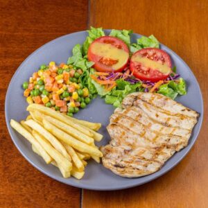 Pollo al grill papas y ensalada