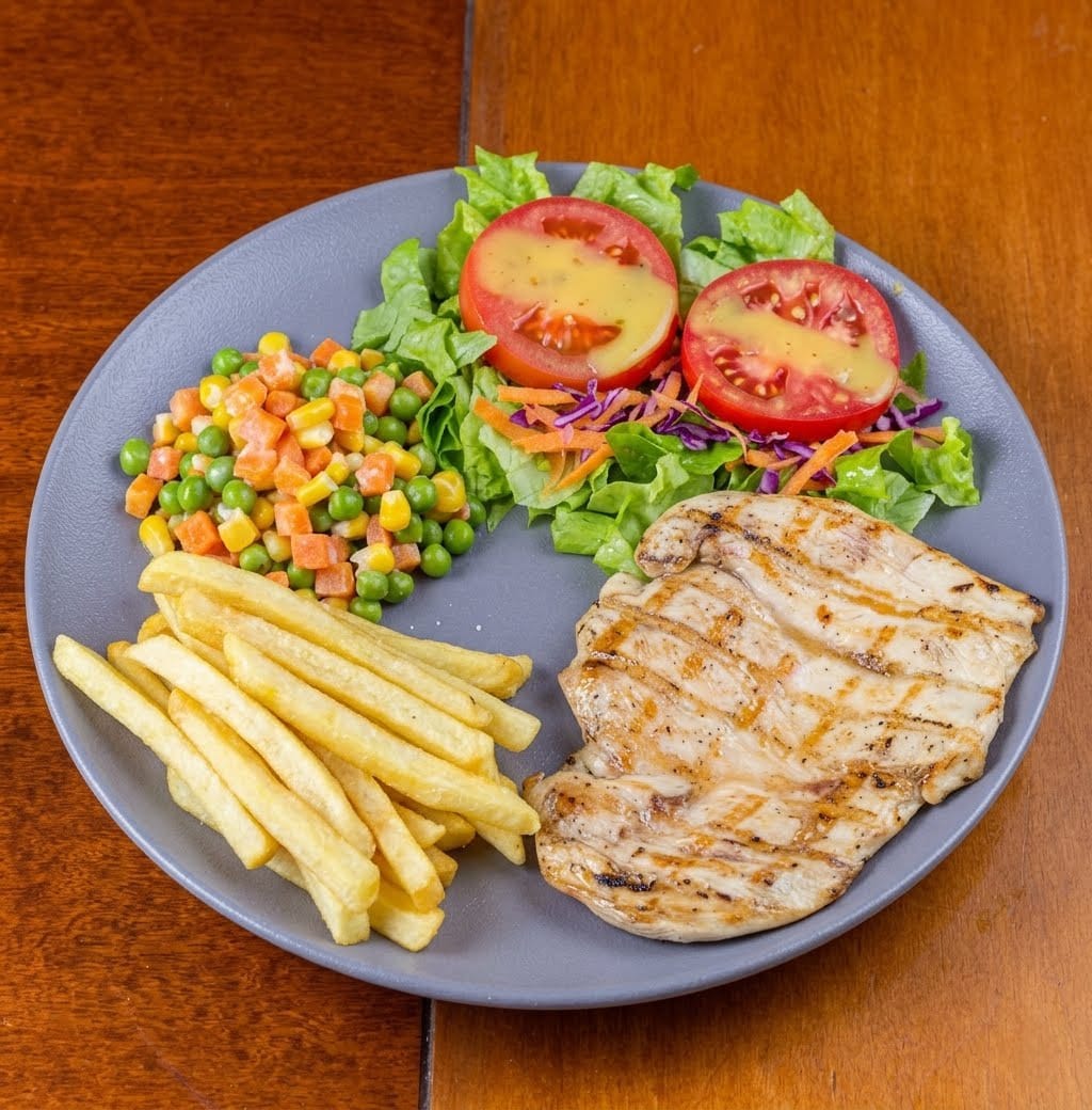 Pollo al grill papas y ensalada