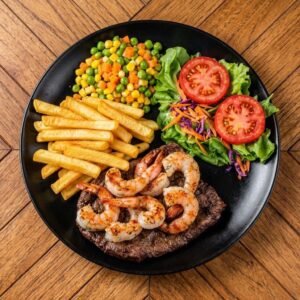 Lomo Camarones papas fritas y ensalada