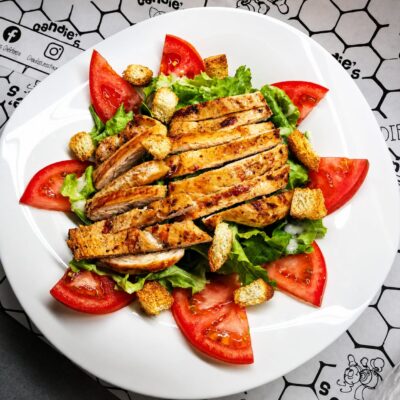 Ensalada de Pollo al grill crotones y salsa cesar