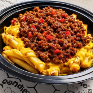 Papas con carne preparada salsa BBQ y salsa de queso