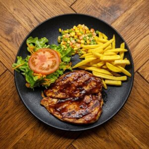 Pollo en salsa BBQ papas fritas y ensalada